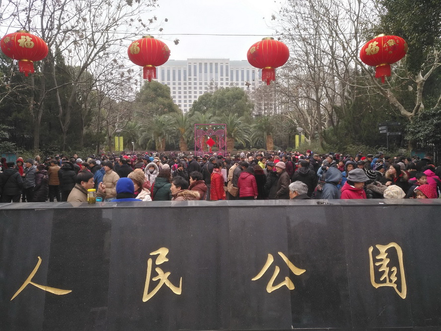 上海人民公园“相亲角”节后人头攒动