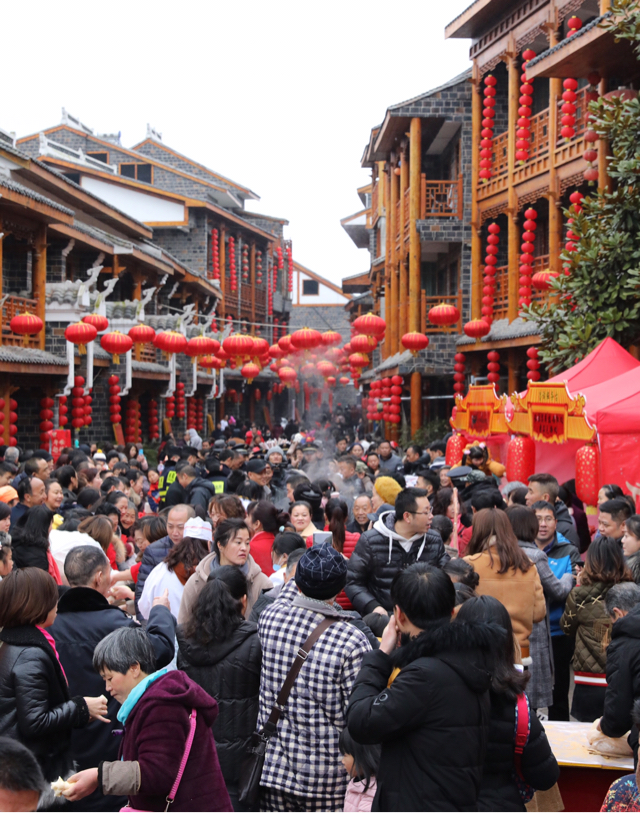 贵州省贵阳市乌当区东风镇的新春街市,在寒潮中热闹非凡,年味十足