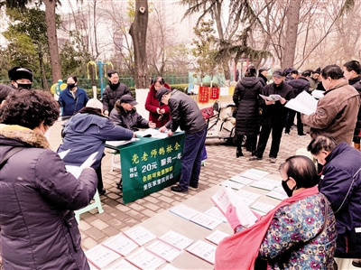 西安革命公园里的相亲角,有父母代儿女相亲,也有儿女为父母找老伴 本