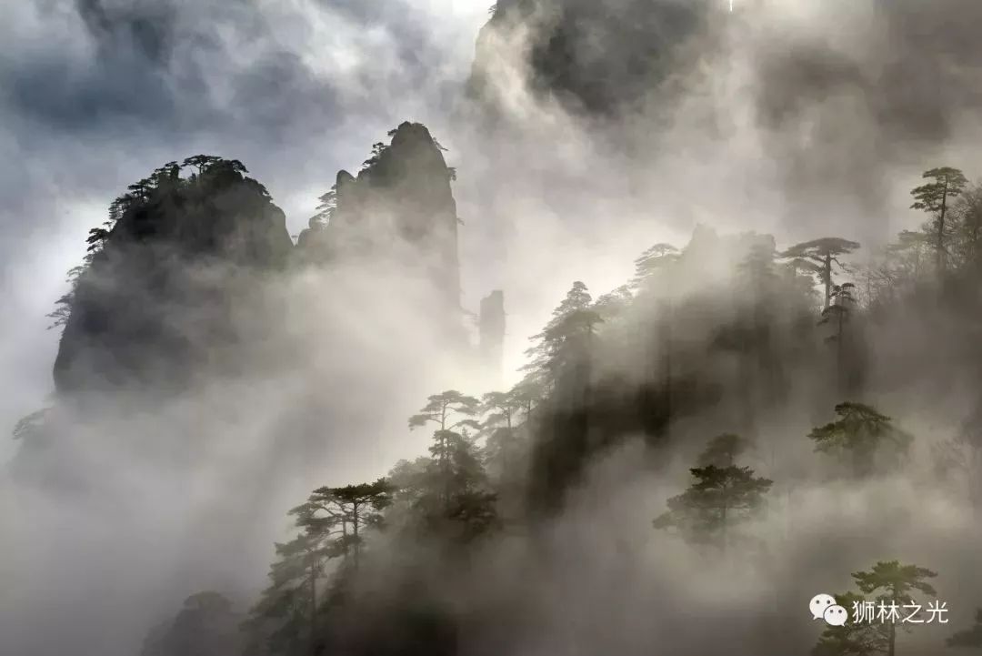 忽而飘渺如烟,忽而又汹涌如潮,正如胡绩伟所言"转眼山变海,弹指岛