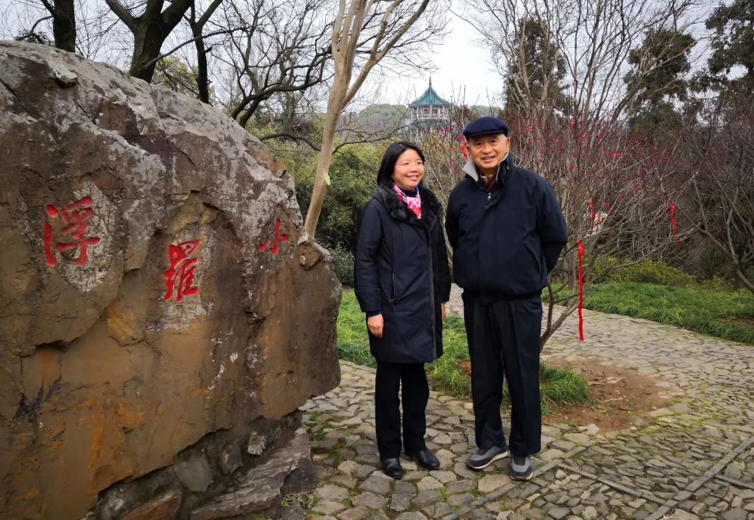 梅园杨锡栋主任向荣智健先生汇报了去年以来实施的梅花景观提升工程