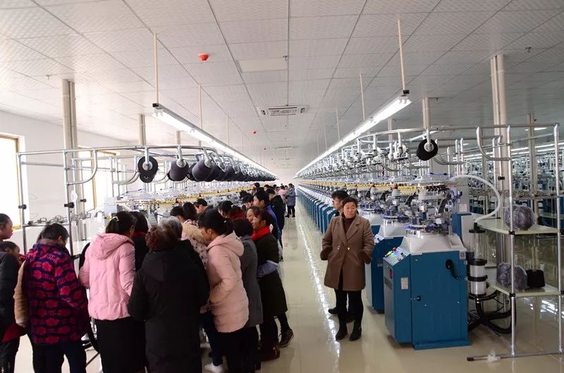 杨溪青龙泉社区(香菇小镇)袜子厂对新上岗工人进行岗前再培训  干净