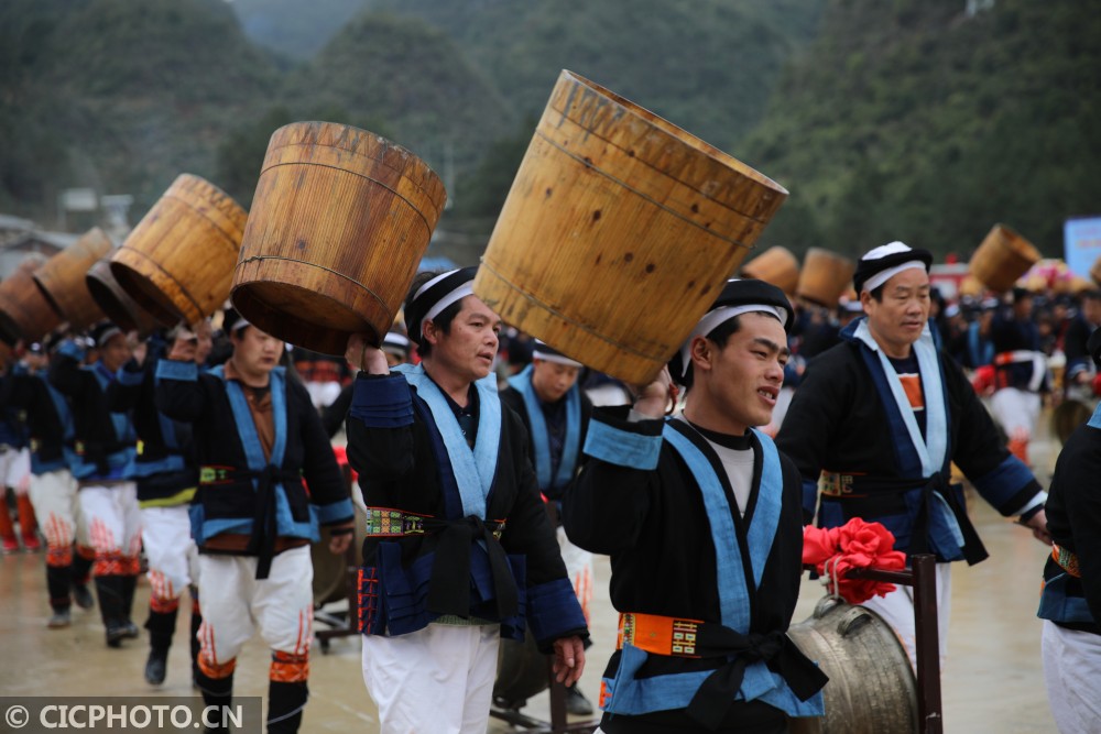 广西南丹:白裤瑶族喜过年街节