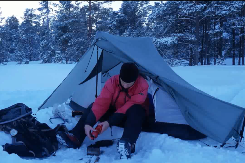 冬季雪景,黑山白水,单人背包野营,搭帐篷,砍柴,生火