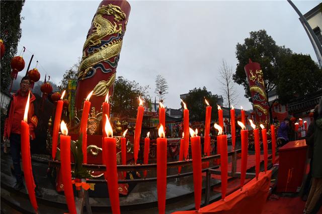 清晨6:54分,在声声锣鼓中,祭天地仪式开始.