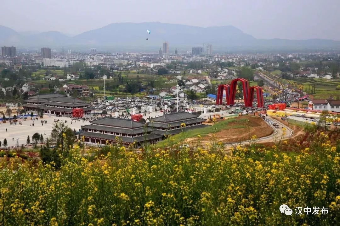 汉山广场 余建强 摄