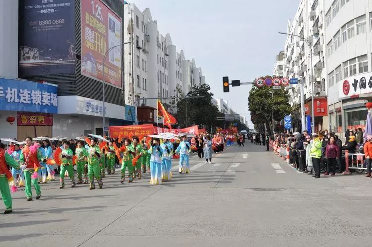 党委书记,局长陈志鸿宣布仪征市2019年"闹元宵"宝能广场民俗民艺踩街