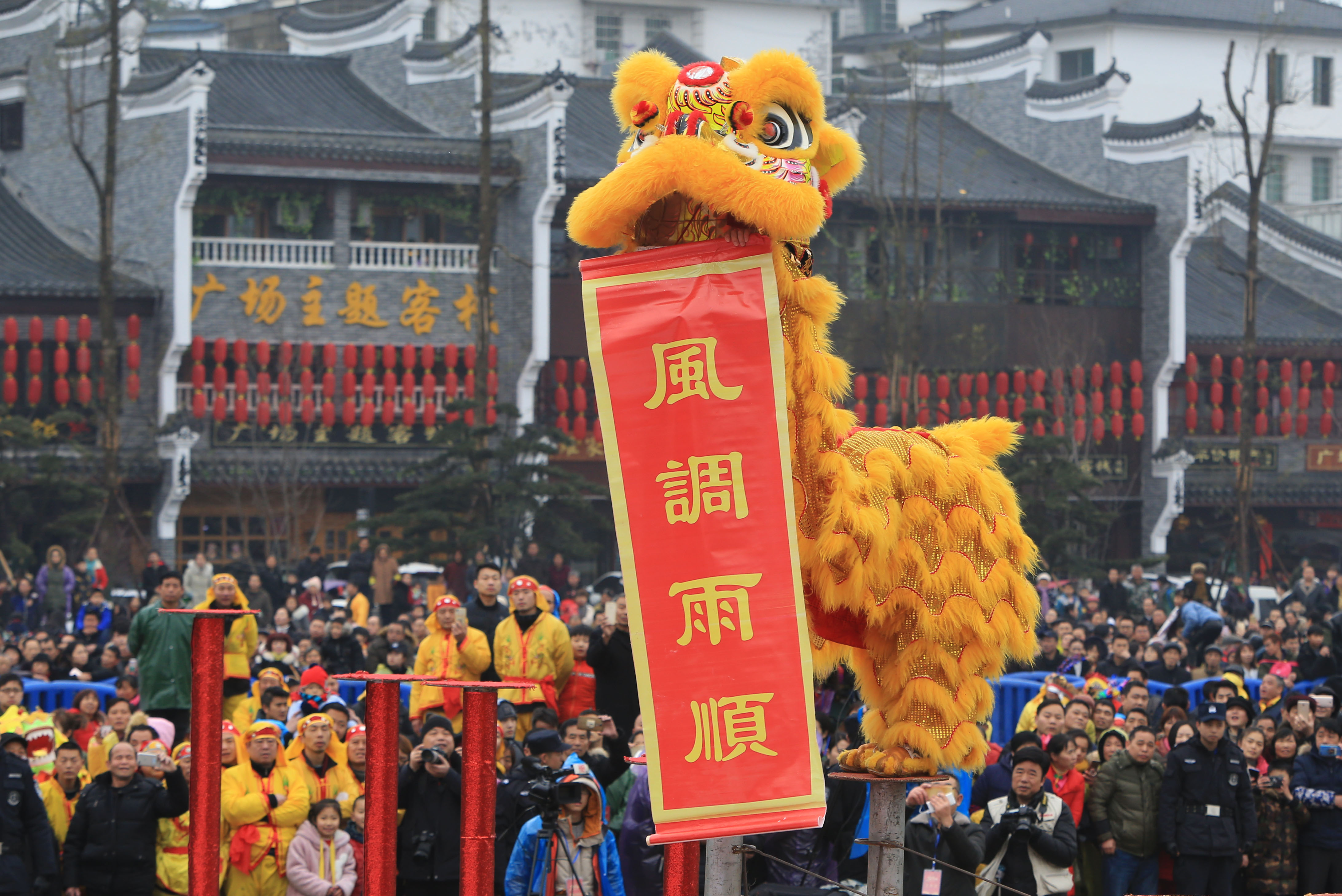 2月19日,在湖南省衡阳市南岳区万寿广场,民间艺人在表演舞狮.