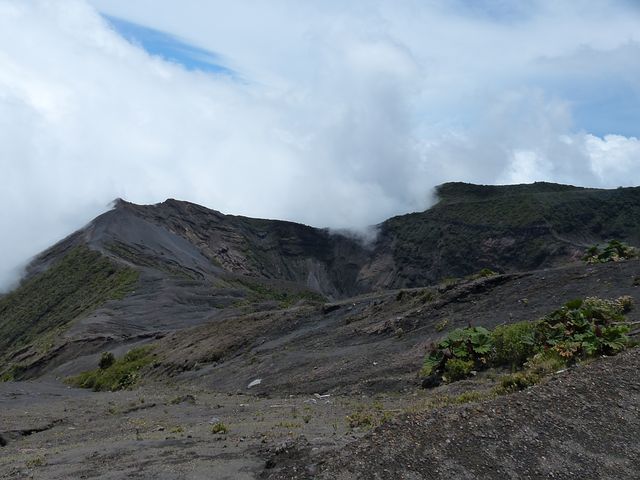 火山灰烬和凝固的熔岩组成了火山渣锥,是米达尔斯冰原的冰盖之下突发