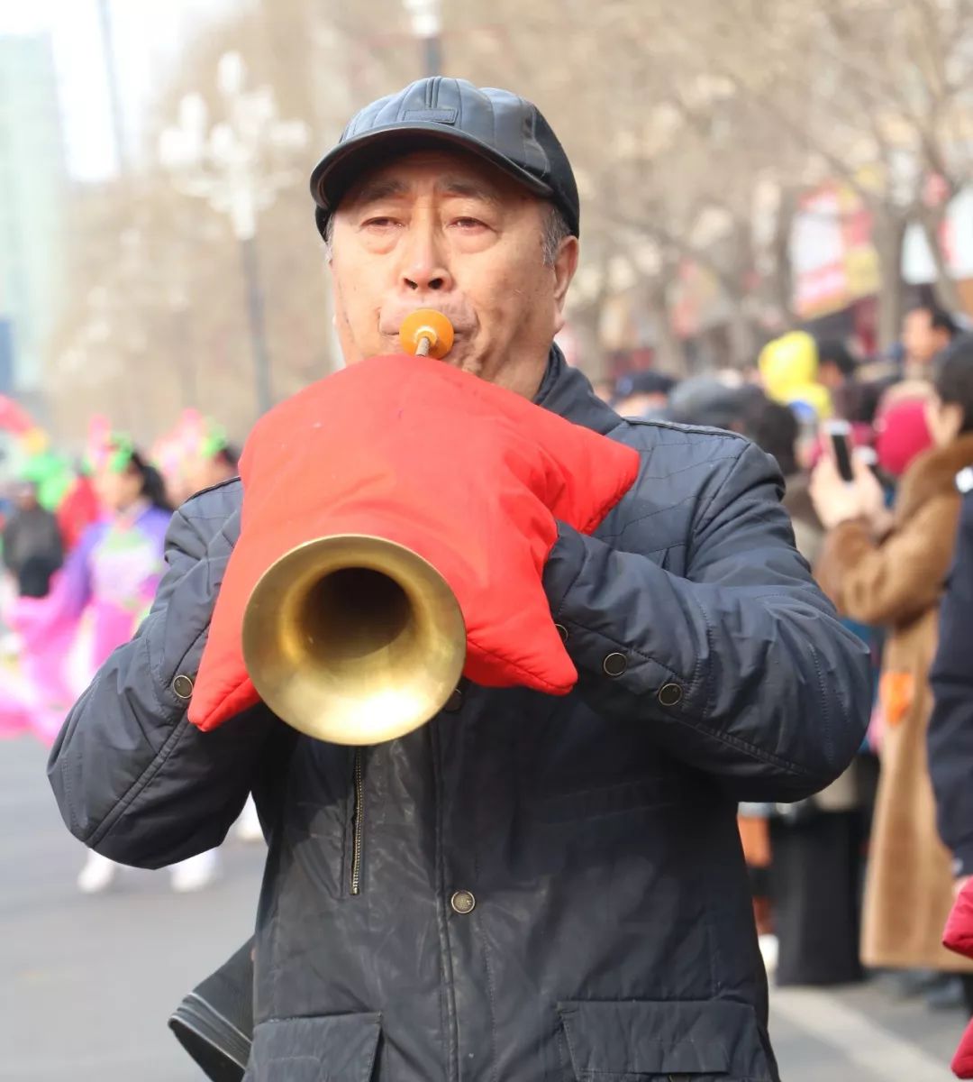 脸谱也融入了其中也有与时俱进的新秧歌舞狮,扮丑既有传统形式的高跷