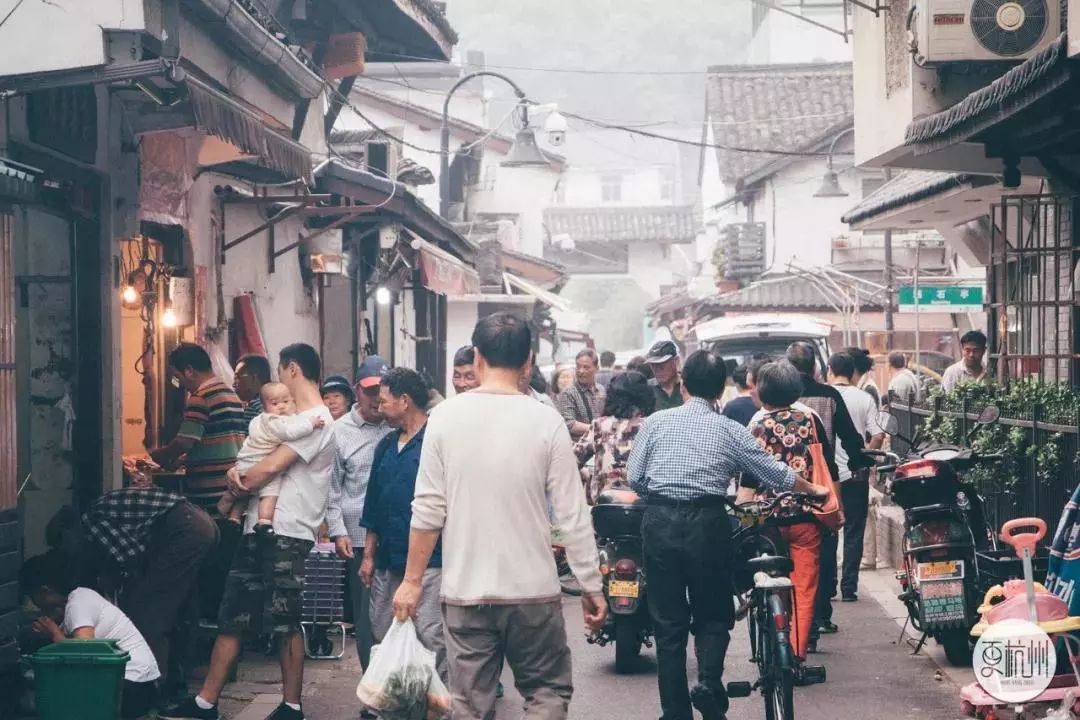 这里食物是香的,人声是热闹的,早上买菜的老杭州人,脸上都是笑脸盈盈.