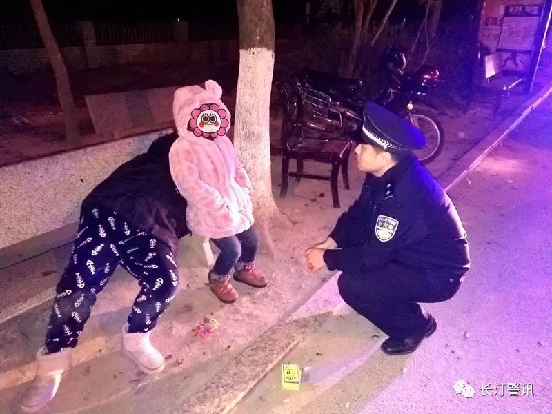 龙岩一妈妈喝醉倒在路边,小女孩守在旁边不知所措