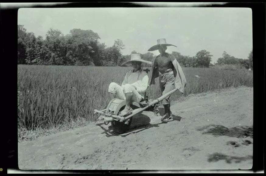 坐手推车的人 man riding barrow,拍摄地:四川成都(1917-1919)