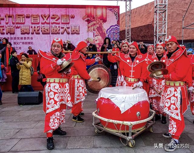 武汉武昌第29届舞龙锣鼓大赛火热上演首义广场成欢乐的海洋