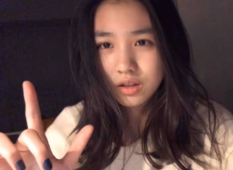 汪峰14岁女儿小苹果晒视频,不仅素颜还晒戴牙套的过程超耿直!