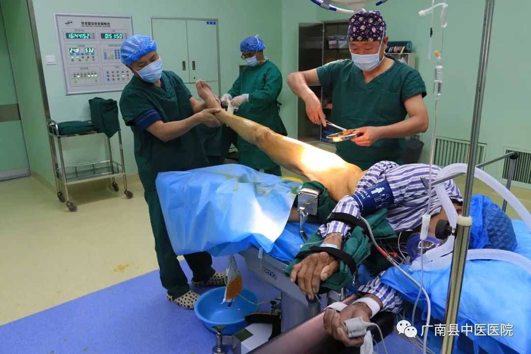 广南县中医医院骨伤科顺利完成首例髋关节置换手术