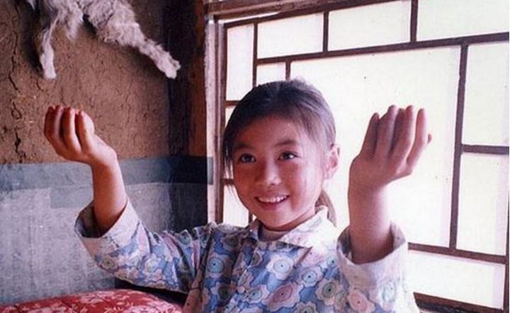 她6岁出道,10岁成为了最年轻的影后,如今24岁却沦为路人_张妍