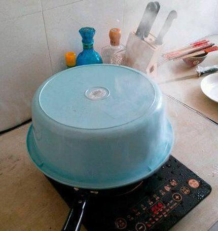 爆笑gif圖：哥們，你用塑膠盆子當鍋蓋不怕化嗎？ 搞笑 第1張