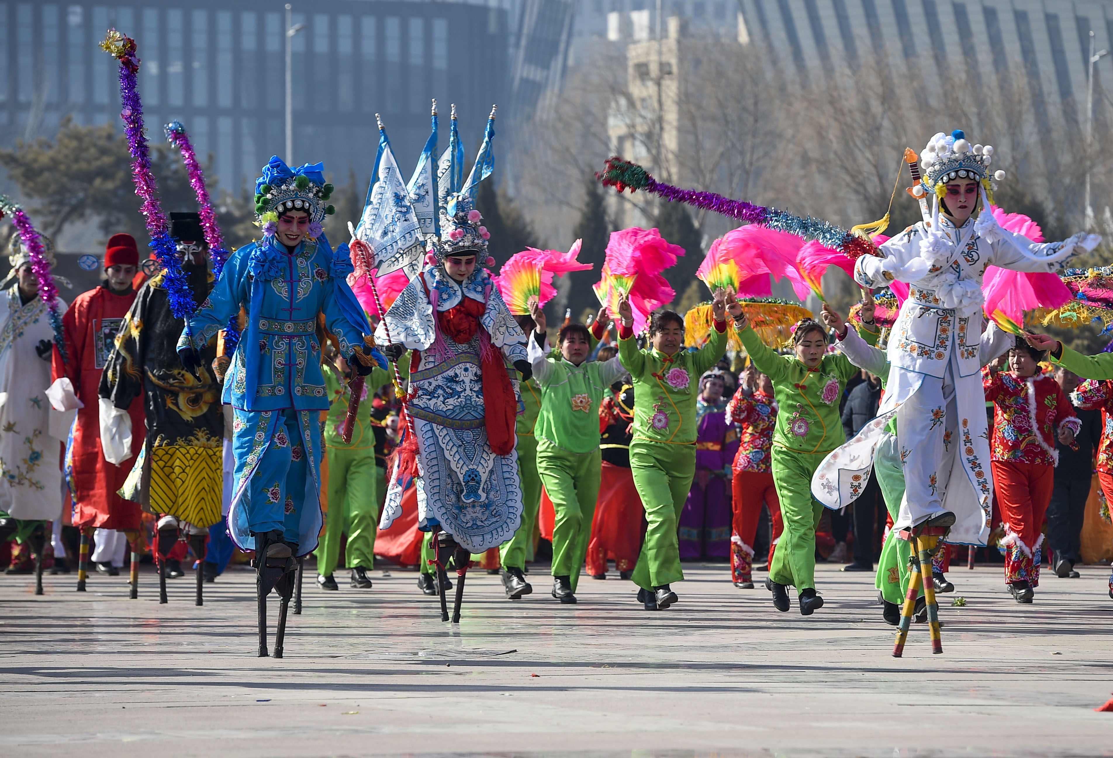 这是2月19日在宁夏银川拍摄的高跷表演.新华社发(冯开华 摄)