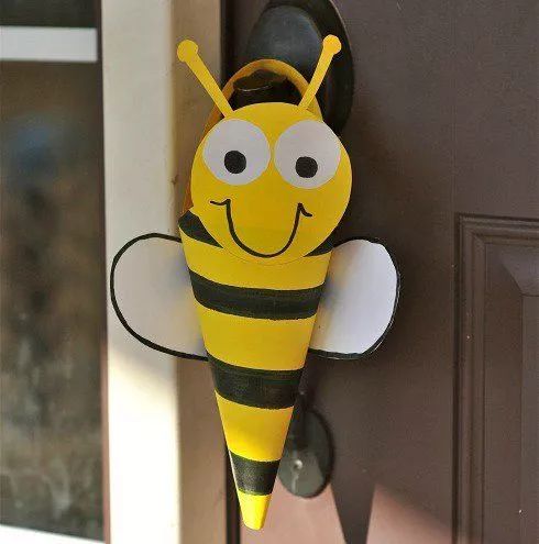 纸筒蜜蜂 在卡纸的装饰下,一只胖胖的小蜜蜂.