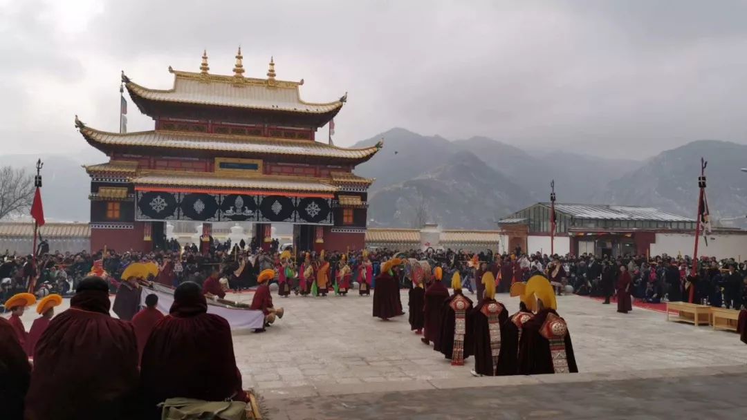 正月十三这一天,卓尼禅定寺院内香烟缭绕,人山人海,禅定寺正月金刚舞