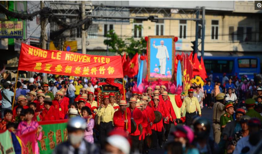 越南华族举行巡游欢庆元宵节,唐人街区万人空巷