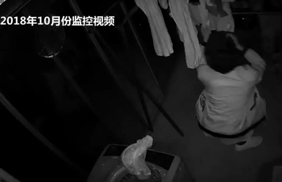 变态偷内衣_变态拿美女内裤内衣