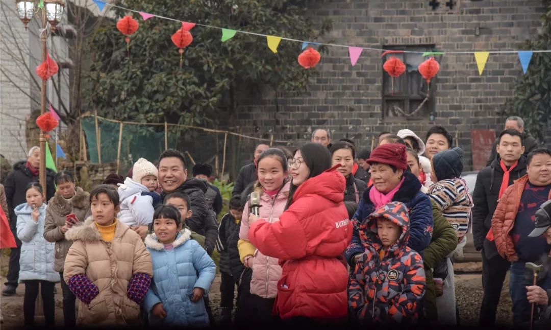 她答对了吗(张昌六 摄)小雨也阻挡不了观众的热情(张昌六 摄)据了解