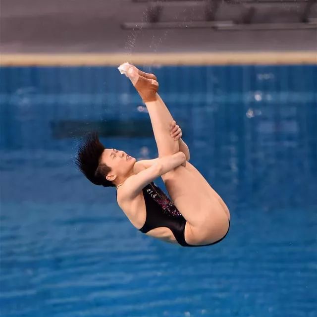 我市运动员施廷懋作为中国优秀跳水运动员,承担起了备战东京奥运会和