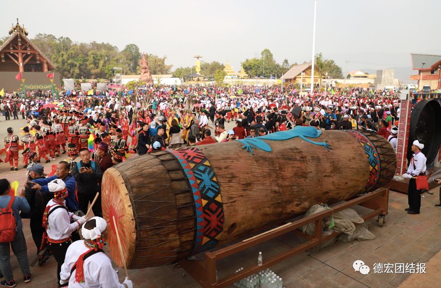 今天万人齐聚德宏芒市目瑙纵歌场狂欢(多图)