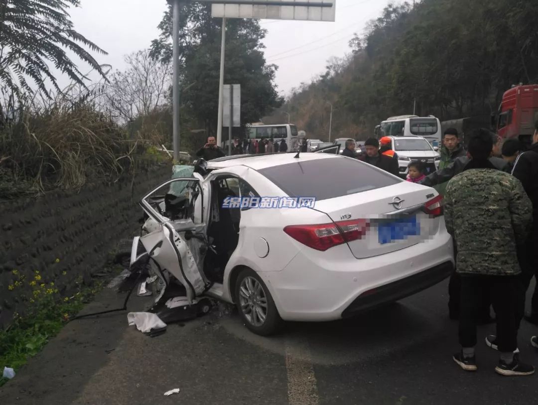 今天上午三台至绵阳路段发生交通事故轿车车体散架客车头抵靠一棵树