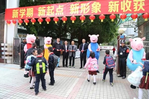 华新小学△ 学生们返校充满仪式感,老师们戴着红围巾,给学生派发新年