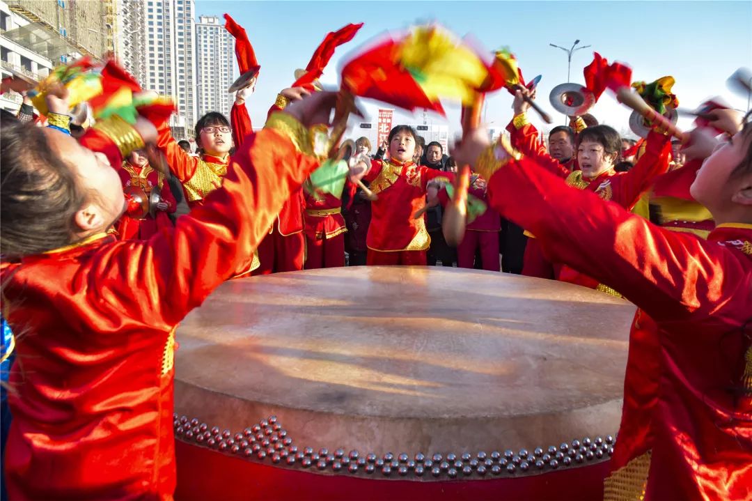 传承了400多年的民间艺术"任丘大鼓"奏响春天的旋律,敲出了人们的喜悦