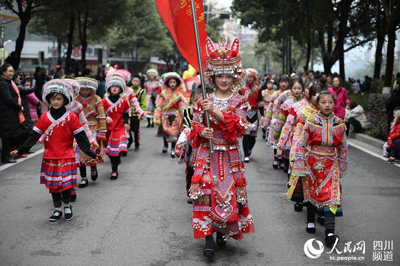 玉和苗族乡穿着少数民族服饰的小朋友们.