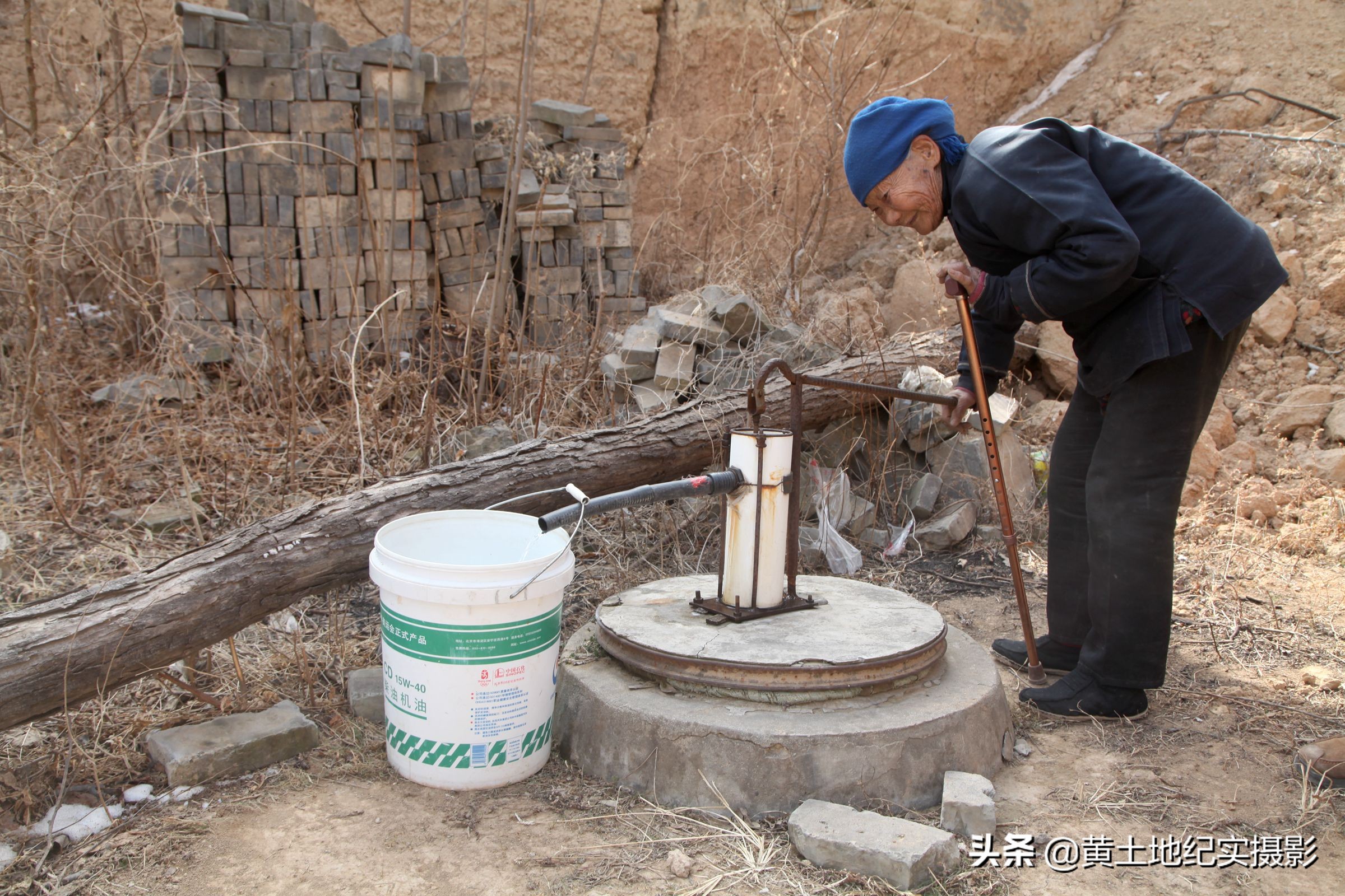 12 图片上这位农民薛大哥正在使用的"抽水机"想必很多人以前都在农村
