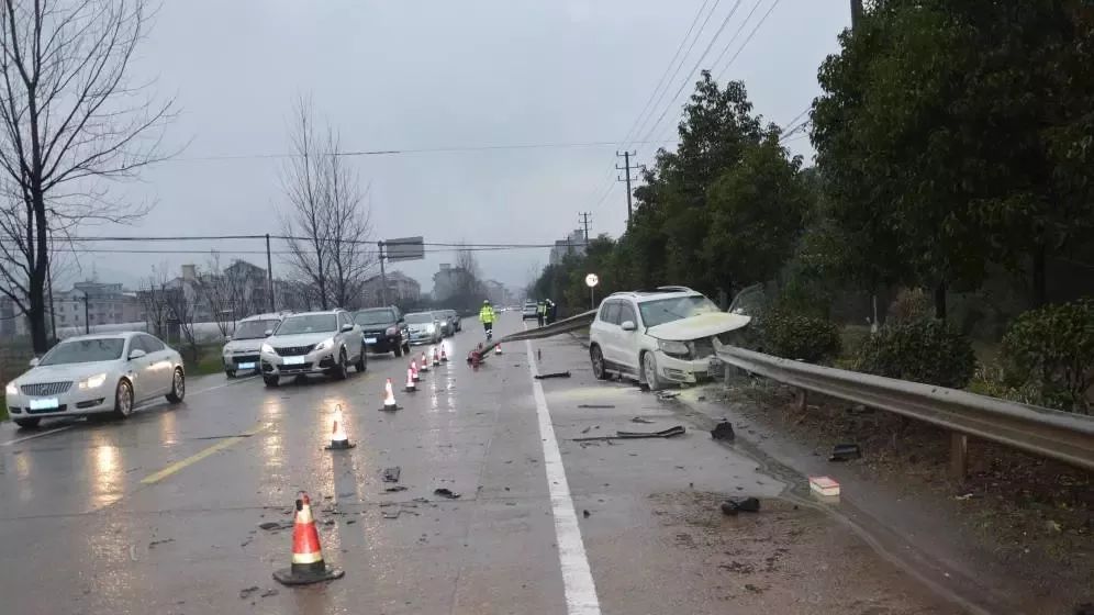 东阳这个路段发生惨烈车祸,10多米长的钢质护栏穿车而