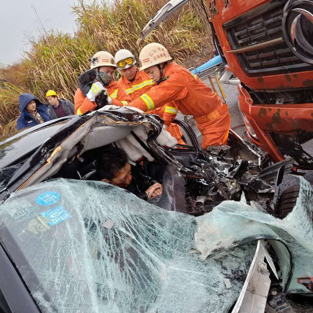 开车真须当心!上饶这里发生一起车祸,现场不敢看