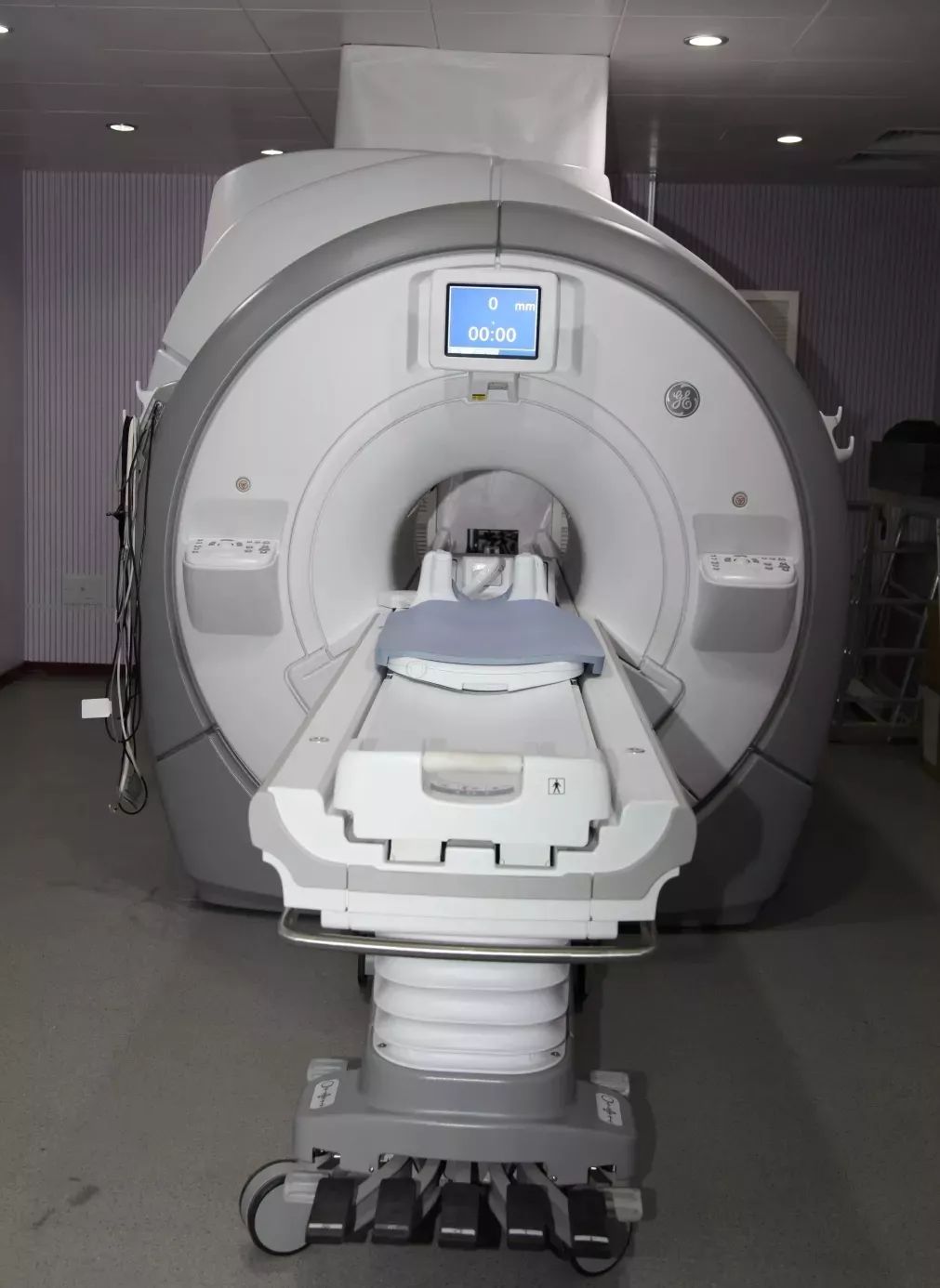 先进设备 科室现有高场强,超高场强磁共振成像仪(mri)两台,正电子