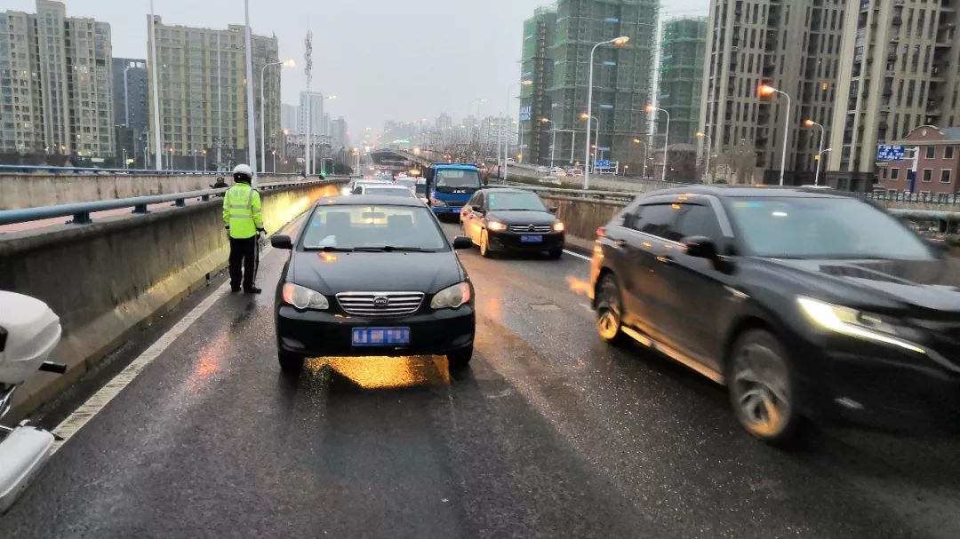 阜阳北路上轿车致拥堵,司机不知所踪!原因竟是.