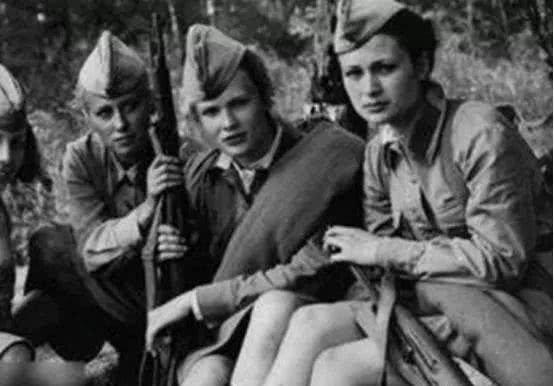 二战时期，苏联女兵被俘结局有多凄惨？幸存者含泪回忆，灭绝人性