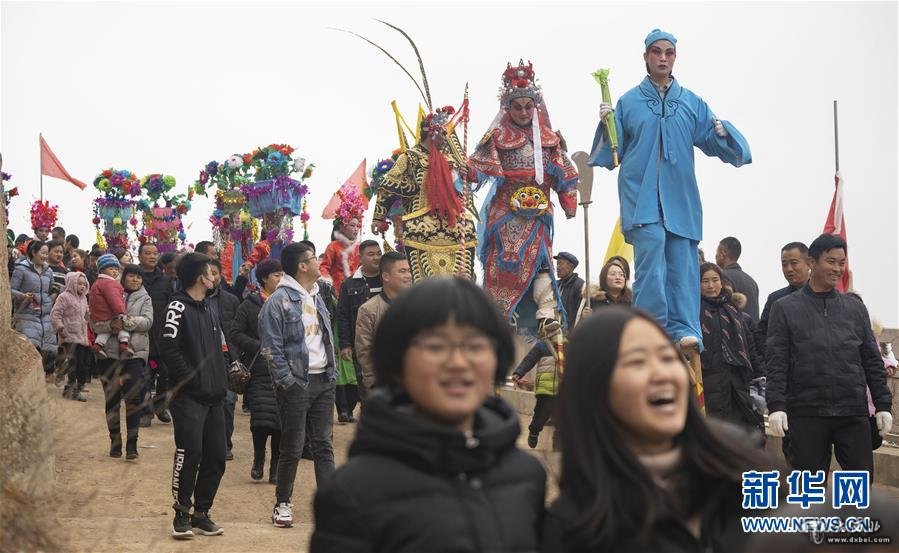 2月19日,在甘肃省陇南市武都区马街镇寺背村,社火队演员参加巡游表演.