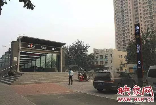 一直以来,紫荆山站这样的设置也引发市民的吐槽:虽然出入口不少,但一