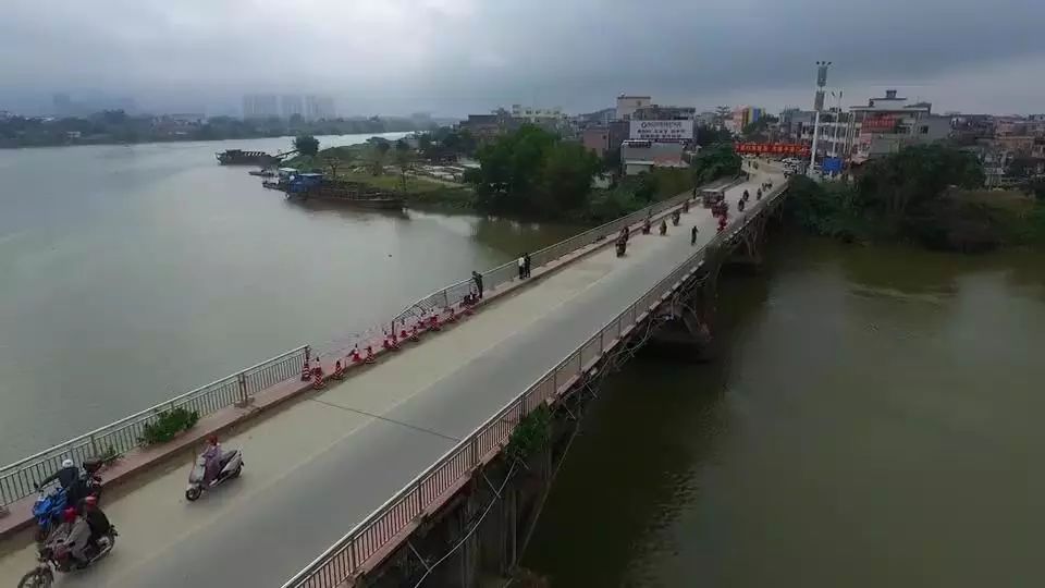 凌晨,阳江黑桥又有汽车冲开护栏