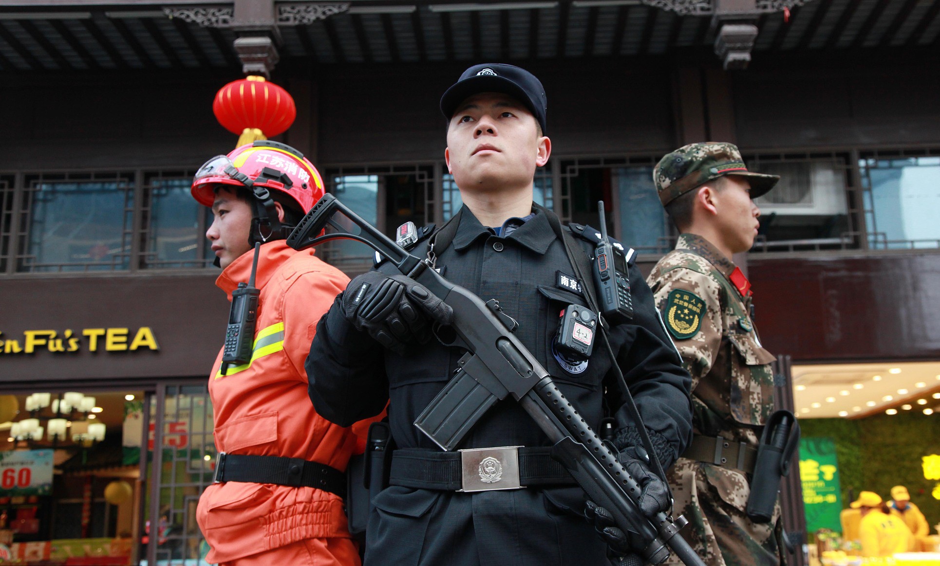 近40万人游秦淮灯会 特警武警消防保平安