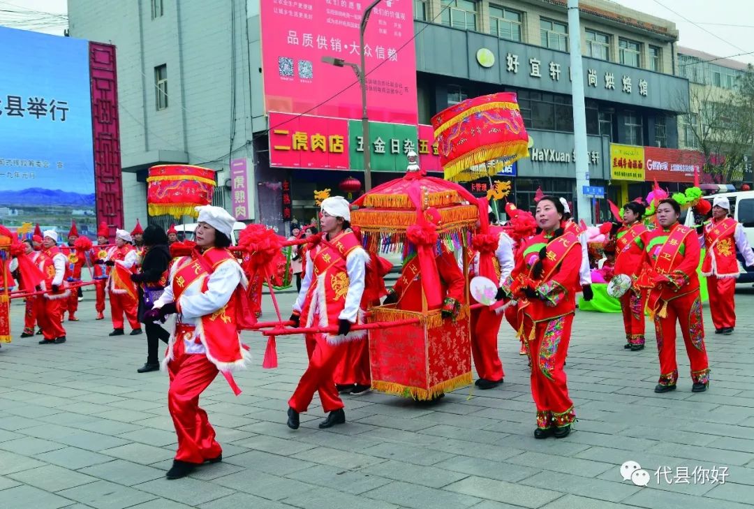 图为抬花轿表演