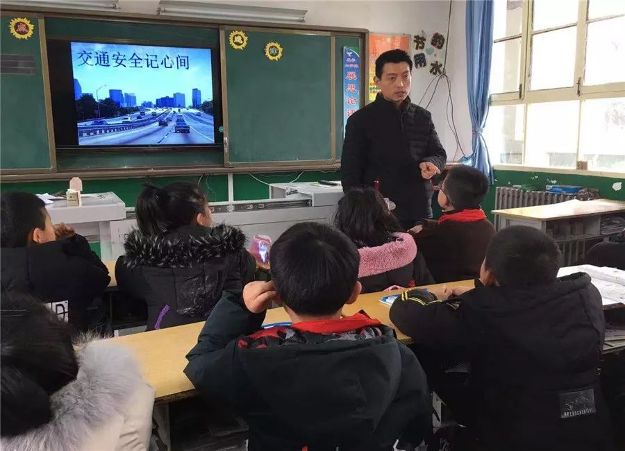 东堡小学认真上好开学安全第一课