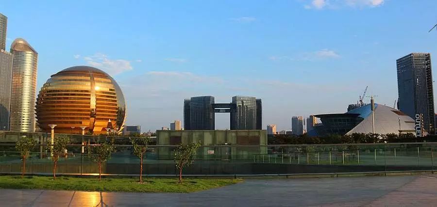 让人不禁浮想联翩~ "大金球"开启了杭州现代城市建筑美学的新篇章,其