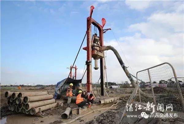 点赞!80余名交通建设者春节仍奋战在湛江大道工地上