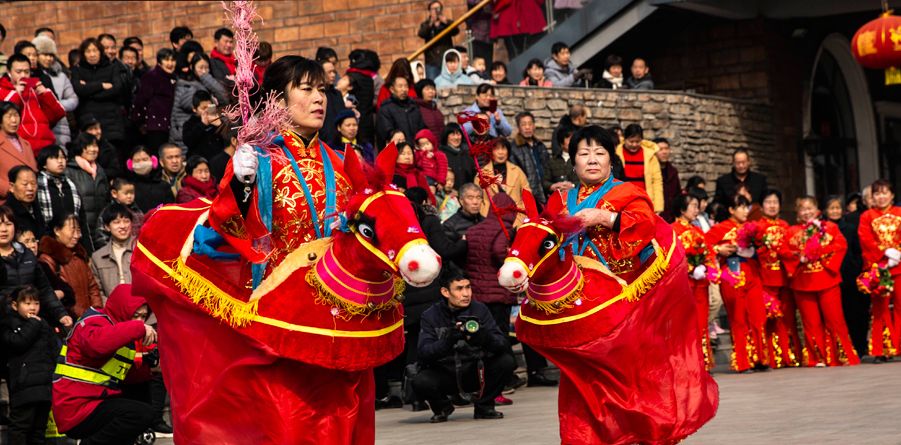 实拍山西数百万人街头闹红火背棍秧歌划旱船场面真不小