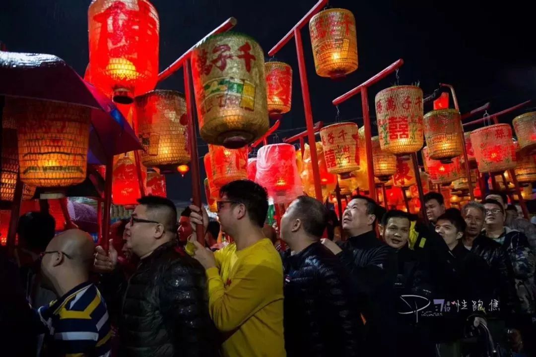 【民俗】壮观!中国人口第一村普宁大长陇万盏灯笼贺新春